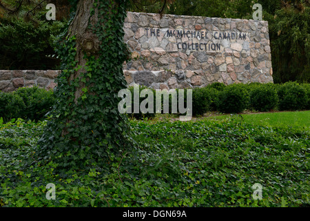 Grüne Efeu am Eingangstor von feldsteinen für die mcmichael Canadian Kunstsammlung kleinburg Ontario Stockfoto