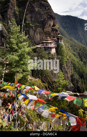 Bhutan, Paro-Tal, Gebetsfahnen im Kloster Taktsang Lhakang (Tiger es Nest) Stockfoto