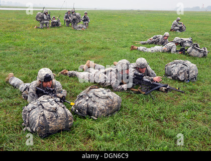 Rivolto Luftwaffenstützpunkt (Udine) Italien Oktober 10,2013 - Fallschirmjäger aus dem 173. Infantry Brigade Combat Team (Airborne) 1-503rd Bataillon, Flugplatz Beschlagnahme Schulungen am Flughafen Rivolto befindet sich in Codroipo, Provinz Udine durchgeführt. Die spezifischen Stockfoto