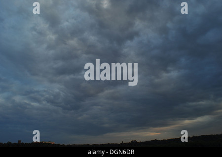 Gewitterwolke über der Stadt. Stockfoto