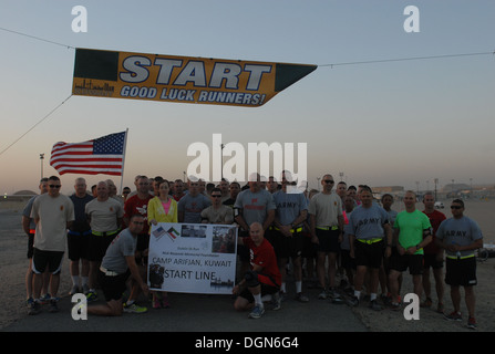 Soldaten mit der 371. Sustainment Brigade, eine Einheit von Ohio Army National Guard, organisiert einen Schatten Lauf von Dublin, Ohio, 5K zu Ehren von Captain Nicholas Rozanski im Camp Arifjan, Kuwait, am 12. Oktober 2013. Rozanski wurde am 4. April 2012, getötet, während im Einsatz Stockfoto