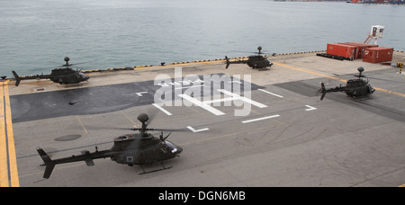 Der erste Satz der OH - 58D Kiowa Warrior Hubschrauber bereitet für Camp Humphreys, Südkorea, Okt. 10 am Pier 8, Busan abreisen. Die 380 Soldaten aus der 4. Geschwader, 6. Kavallerie-Regiment und 30 KW OH - 58D Hubschrauber werden der 2. Bekämpfung Av bereitgestellt Stockfoto