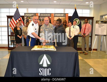 Armee Generalmajor Thomas Richardson, Kommandierender General, Oberfläche Militäreinsatz und Verteilung Befehl, Oberst Glenn Baca, SDDC G3 und Richard Smith, Chief, SDDC Reservierungszentrale, einen Kuchen während einer Eröffnungsfeier für eine neu gegründete Centra geschnitten Stockfoto