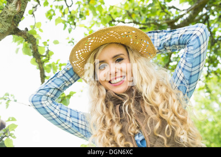 Schöne blonde Frau trägt einen Strohhut Stockfoto