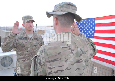 Zweite Lt. Adam Pontrich, Zugführer für 8. Pionierbataillon reenlists seines älteren Bruders Sgt. 1. Klasse Alan Thomas, Intelligenz Unteroffizier für Headquarters und Headquarters Company, 3. Infantry Brigade Combat Team, 1. Infanterie Stockfoto