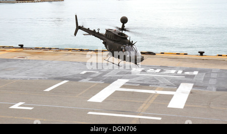 Einer der OH - 58D Kiowa Warrior Hubschrauber fährt für Camp Humphreys, Südkorea, die 2. Combat Aviation Brigade Okt. 10 am Pier 8, Busan erneut beitreten. Die 380 Soldaten aus der 4. Geschwader, 6. Kavallerie-Regiment und 30 KW OH - 58D Hubschrauber werden bereitgestellt Stockfoto