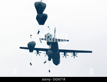 Rivolto Luftwaffenstützpunkt (Udine) Italien Oktober 10,2013 - Fallschirmjäger aus dem 173. Infantry Brigade Combat Team (Airborne) 1-503rd Bataillon, Flugplatz Beschlagnahme Schulungen am Flughafen Rivolto befindet sich in Codroipo, Provinz Udine durchgeführt. Die spezifischen Stockfoto