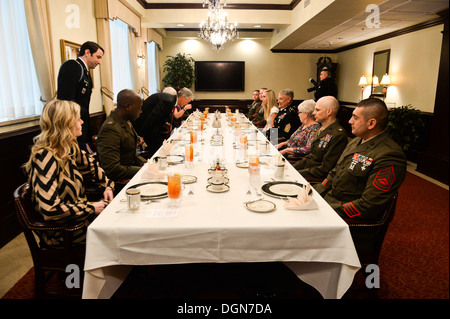 Secretary Of The Army John McHugh, Sgt. Major der Armee Raymond F. Chandler III, ehemalige US Army Captain William D. Swenson, Ehrenmedaille Empfänger, und seine Familie und Freunde besuchen ein Mittagessen für sie in den Pentagon-Patriot-Zimmer in Washington, D.C., Okt Stockfoto