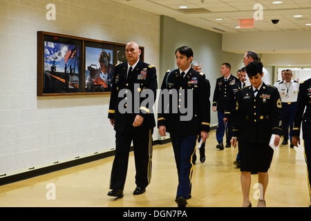 Stabschef der Armee General Raymond T. Odierno, ehemalige US Army Captain William D. Swenson, Ehrenmedaille Empfänger, besuchen seine Halle der Helden Induktion Zeremonie im Pentagon in Washington, D.C., 16. Oktober 2013. Stockfoto