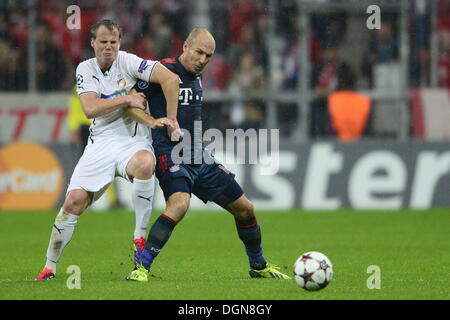 München, Deutschland. 23. Oktober 2013. FC Bayern München Vs FC Viktoria Plzen des Champions-League-Soccer-match, 3. Runde, Gruppe D, München, 23. Oktober 2013. Von links David Limbersky von Pilsen und Arjen Robben von München. (Foto/Michal Kamaryt CTK) Bildnachweis: CTK/Alamy Live-Nachrichten Stockfoto