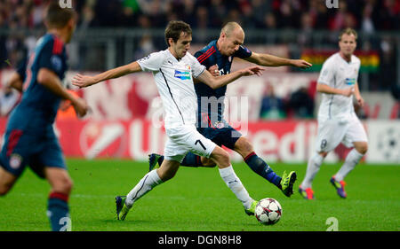 München, Deutschland. 23. Oktober 2013. FC Bayern München Vs FC Viktoria Plzen des Champions-League-Soccer-match, 3. Runde, Gruppe D, München, 23. Oktober 2013. Von links Martin Zeman von Pilsen und Arjen Robben von München. (Foto/Michal Kamaryt CTK) Bildnachweis: CTK/Alamy Live-Nachrichten Stockfoto