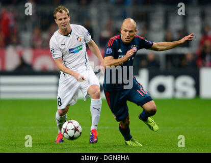 München, Deutschland. 23. Oktober 2013. FC Bayern München Vs FC Viktoria Plzen des Champions-League-Soccer-match, 3. Runde, Gruppe D, München, 23. Oktober 2013. Von links David Limbersky von Pilsen und Arjen Robben von München. (Foto/Michal Kamaryt CTK) Bildnachweis: CTK/Alamy Live-Nachrichten Stockfoto