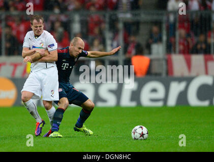München, Deutschland. 23. Oktober 2013. FC Bayern München Vs FC Viktoria Plzen des Champions-League-Soccer-match, 3. Runde, Gruppe D, München, 23. Oktober 2013. Von links David Limbersky von Pilsen und Arjen Robben von München. (Foto/Michal Kamaryt CTK) Bildnachweis: CTK/Alamy Live-Nachrichten Stockfoto