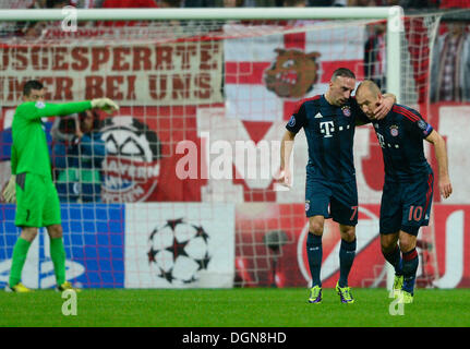 München, Deutschland. 23. Oktober 2013. FC Bayern München Vs FC Viktoria Plzen des Champions-League-Soccer-match, 3. Runde, Gruppe D, München, 23. Oktober 2013. Von links: der Torwart von Plzen Matus Kozacik, Franck Ribery und Arjen Robben von München. (Foto/Michal Kamaryt CTK) Bildnachweis: CTK/Alamy Live-Nachrichten Stockfoto