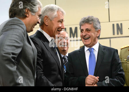 US-Verteidigungsminister Chuck Hagel spricht mit anderen Führern der Verteidigung vor einer Versammlung von der nicht - NATO International Security Assistance Force im NATO-Hauptquartier 23. Oktober 2013 in Brüssel, Belgien. Stockfoto