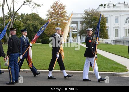 Washington, District Of Columbia, USA. 23. Oktober 2013. 23.10.13 das Weiße Haus - Washington DC. Mitglieder der militärischen Ehrengarde vorbereiten auf die Ankunft des Premierminister Nawaz Sharif von Pakistan. Der Premierminister treffen mit Präsident Obama in den ovalen Office.photo:-ImageCatcher News Bildnachweis: Christy Bowe/Globe Photos/ZUMAPRESS.com/Alamy Live News Stockfoto