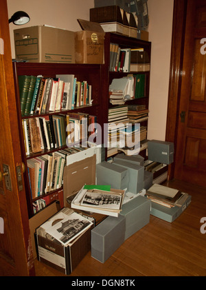 Bücher und Papiere auf dem Boden und Regal in einem residental Studie Stockfoto