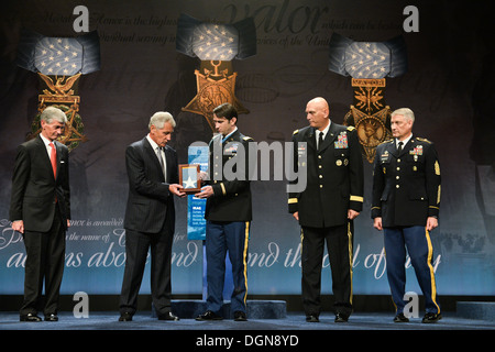 Von links nach rechts, US-Verteidigungsminister Chuck Hagel, Secretary Of The Army John McHugh, ehemalige US Army Captain William D. Swenson, Chef des Stabes der Armee General Raymond T. Odierno und Sgt. Major der Armee Raymond F. Chandler III mit der Medaille Hono Stockfoto