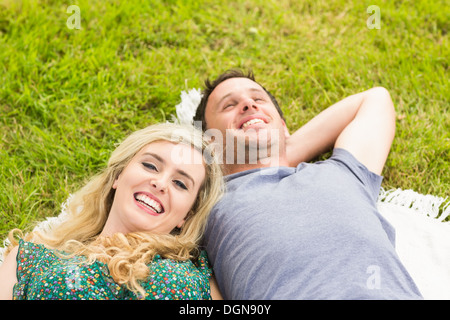 Süßes Paar auf einer Decke liegend Stockfoto