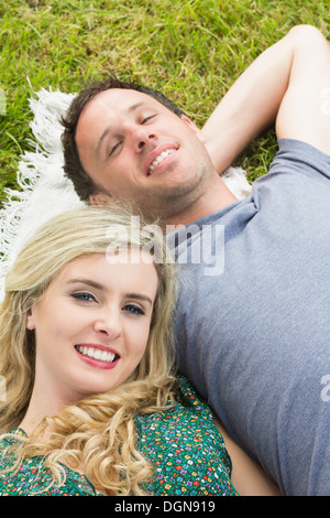 Lächelnde paar auf einer Decke liegend Stockfoto