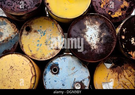 Haufen von alten rostigen Ölfässern Stockfoto