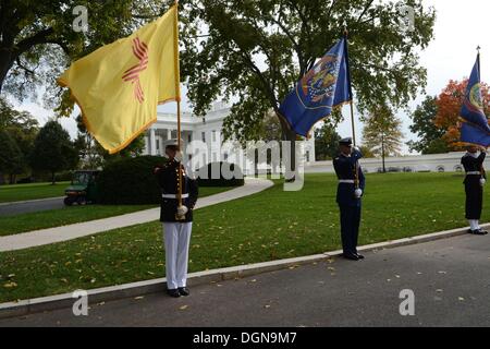 Washington, District Of Columbia, USA. 23. Oktober 2013. 23.10.13 das Weiße Haus - Washington DC. Mitglieder der militärischen Ehrengarde vorbereiten auf die Ankunft des Premierminister Nawaz Sharif von Pakistan. Der Premierminister treffen mit Präsident Obama in den ovalen Office.photo:-ImageCatcher News Bildnachweis: Christy Bowe/Globe Photos/ZUMAPRESS.com/Alamy Live News Stockfoto