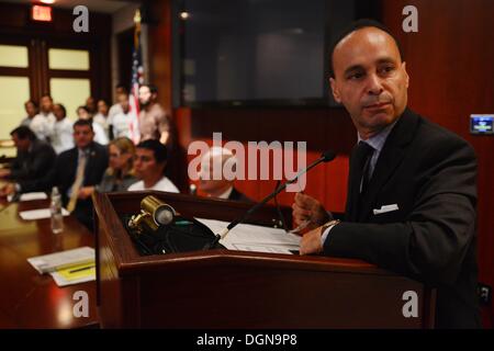 23. Oktober 2013 - erzählt Washington, District Of Columbia, US - Kongressabgeordnete LUIS GUTIERREZ (D -IL), Einwanderungsreform bei einem Kongress Briefing von sogenannten "Träumer" aus um das Land, Jugendliche, deren Eltern sie illegal in die Vereinigten Staaten brachte bevor sie 16 waren und eine Art juristische Amnestie aufgrund einer 2012 Executive Order ausgestellt von Präsident Obama haben, besucht. Das Briefing war auch begleitet von Veteranen, Soldaten und deren Angehörige und andere Mitglieder des Kongresses, und zielte darauf ab, wie die Einwanderungs-System untergräbt militärische Bereitschaft, militärischen Familien trennt und verhindert ta untersuchen Stockfoto