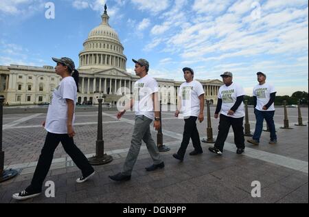 23. Oktober 2013 - Washington, District Of Columbia, USA - eine Gruppe von "Träumer", Jugendliche, deren Eltern brachten sie illegal in die USA, bevor sie 16 waren und haben eine Art juristische Amnestie aufgrund einer 2012 Executive Order von Präsident Obama März vor dem US Capitol ausgestellt. Die Demonstranten wollen Mitglieder der US-Streitkräfte werden und besuchte später ein Kongress Briefing wie Einwanderungs-System untergräbt militärische Bereitschaft, militärische Familien trennt und verhindert, dass talentierte Rekruten von der Teilnahme an den bewaffneten Kräften. (Bild Kredit: © Miguel Juarez Lugo/ZUMAPRESS.com) Stockfoto