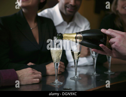 Eine Gruppe junger Menschen in einer Bar, beschnitten Champagner trinken Stockfoto