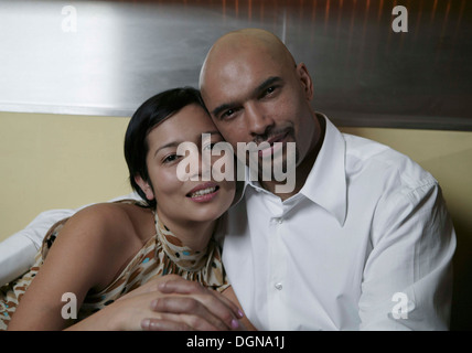 Ein junges Paar sitzt in einer Bar umarmen Stockfoto