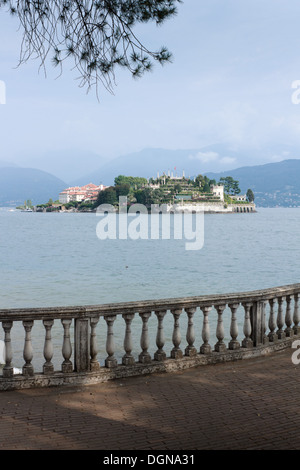 Der Borromäischen Insel Isola Bella, mit barocken Gärten und Palast, vom Ufer von Stresa, Lago Maggiore, Italien. Stockfoto