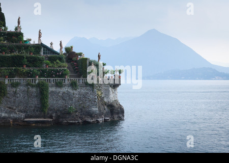 Barocke Gärten und Statuen im Isola Bella, Lago Maggiore, Italien, Silhouette gegen Berge. Stockfoto