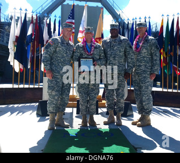 (von links nach rechts) Generalmajor Stephen Lyons, Kommandierender general für die 8. Theater Sustainment Command; Command Sergeant Major Bradley Cross eingetragen Senior Berater 728th Military Police Battalion; Command Sergeant Major Nathan Hunt, meldete Senior Berater t Stockfoto