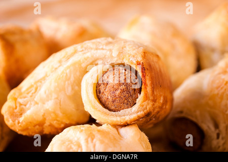 Frisch gebackene Mini-Wurst Rollen. Selektiven Fokus auf den vorderen Wurst-Wurf Stockfoto