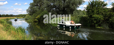 Sommer, Narrowboat am Fluss Nene, Oundle Stadt, Grafschaft Northamptonshire, England; Großbritannien; UK Stockfoto