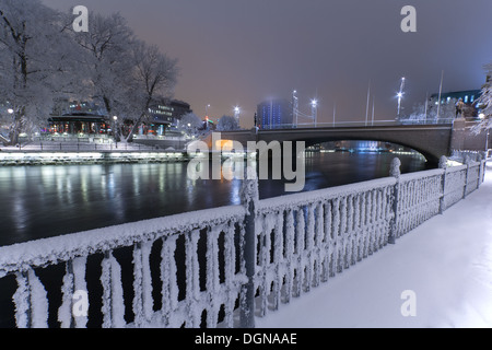 Frostigen Zaun und Tammerkoski Fluss im Zentrum von Tampere, Finnland in einer winterlichen Landschaft Stockfoto