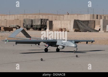 Einen unbemannten - eine RQ-7 b-Shadow - Tücken ein Bremsen Kabel nach Aufsetzen auf einer Landebahn von US-Armee verwaltet Stockfoto