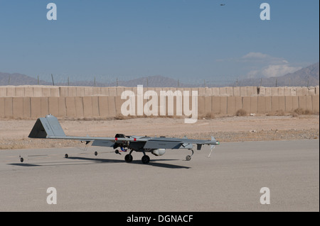 Einem unbemannten - eine RQ-7 b-Shadow - kommt zum Stillstand nach dem Aufsetzen auf einer Landebahn von US Army Soldi verwaltet Stockfoto