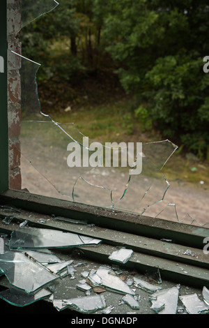 Zerbrochene Fenster und Glasscherben Stockfoto