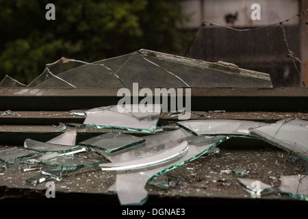 Zerbrochene Fenster und Glasscherben Stockfoto