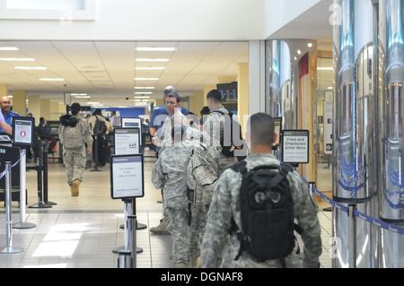 Ein kleiner Trupp Soldaten zugewiesen, die 1. Mission Support Command, US Army Reserve-Puerto Rico, ging vor kurzem die karibische-Insel auf dem Weg zu einer Mobilisierung Station in Texas mit Afghanistan als ihr endgültiges Schicksal. Stockfoto