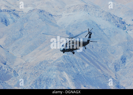 Ein UH - 60L Black Hawk-Hubschrauber aus A Company, 2. Bataillon (Angriff), 10. Combat Aviation Brigade, Task Force Phoenix, fliegt Stockfoto