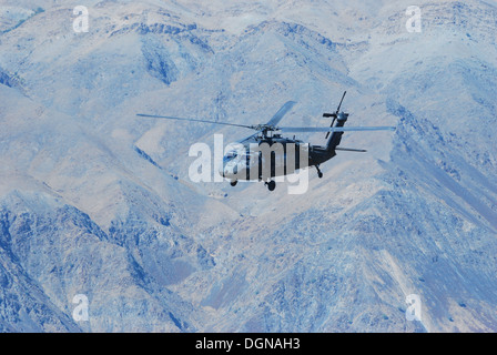 Ein UH - 60L Black Hawk-Hubschrauber aus A Company, 2. Bataillon (Angriff), 10. Combat Aviation Brigade, Task Force Phoenix, fliegt Stockfoto