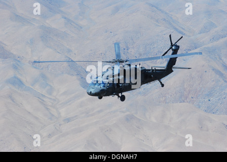 Ein UH - 60L Black Hawk-Hubschrauber aus A Company, 2. Bataillon (Angriff), 10. Combat Aviation Brigade, Task Force Phoenix, fliegt Stockfoto