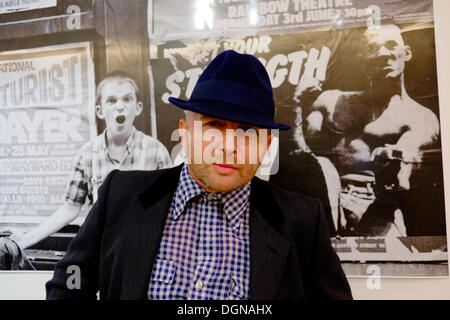 London, UK. 23. Oktober 2013. Kredit-Jan Pomerans bei Vernissage von Grafik-Ausstellung mit Schwerpunkt auf Skinhead Cultureat der London College of Communication, Elefant und Burg, London, UK, 23. Okt: Rachel Megawhat/Alamy Live News Stockfoto