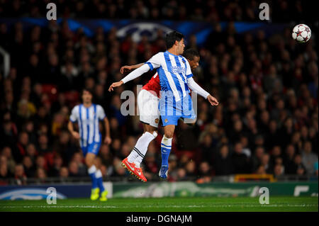 Manchester, UK. 23. Oktober 2013. Real Sociedad Forward Carlos Vela gewinnt dem Header während der ersten Hälfte der UEFA-Champions-League-Gruppe A Fußballspiel zwischen Manchester United gegen Real Sociedad im Old Trafford. Bildnachweis: Aktion Plus Sport/Alamy Live-Nachrichten Stockfoto