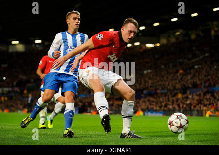 Manchester, UK. 23. Oktober 2013. Man Utd Verteidiger Phil Jones in Aktion in der ersten Hälfte der UEFA-Champions-League-Gruppe A Fußballspiel zwischen Manchester United gegen Real Sociedad im Old Trafford. Bildnachweis: Aktion Plus Sport/Alamy Live-Nachrichten Stockfoto