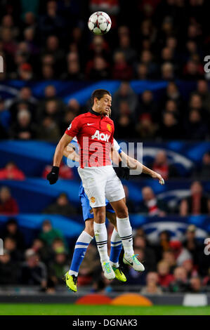 Manchester, UK. 23. Oktober 2013. Man Utd vorwärts Javier Hernandez konkurriert in der Luft in der ersten Hälfte der UEFA-Champions-League-Gruppe A Fußballspiel zwischen Manchester United gegen Real Sociedad im Old Trafford. Bildnachweis: Aktion Plus Sport/Alamy Live-Nachrichten Stockfoto