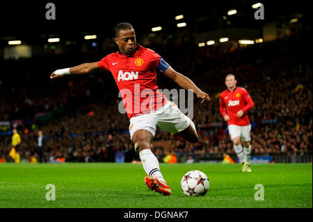 Manchester, UK. 23. Oktober 2013. Man Utd Verteidiger Patrice Evra kreuzt in der zweiten Hälfte des Fußball-UEFA Champions League-Gruppe A Spiel zwischen Manchester United gegen Real Sociedad im Old Trafford. Bildnachweis: Aktion Plus Sport/Alamy Live-Nachrichten Stockfoto