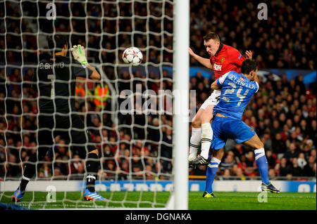 Manchester, UK. 23. Oktober 2013. Man Utd Verteidiger Phil Jones hat einen Header gespeichert, wie er in der zweiten von Real Sociedad Mittelfeldspieler Alberto De La Bella herausgefordert wird die Hälfte des Fußball-UEFA Champions League-Gruppe A zwischen Manchester United gegen Real Sociedad im Old Trafford übereinstimmen. Bildnachweis: Aktion Plus Sport/Alamy Live-Nachrichten Stockfoto